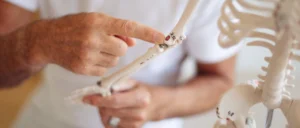 Read more about the article Osteoporose ganzheitlich begegnen: Wie die Liebscher & Bracht-Therapie Knochen und Gelenke stärkt